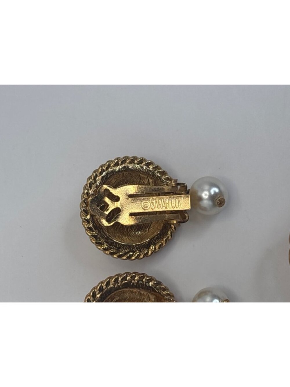 Sarah Coventry Vintage Westminster Gold Tone Red Enamel Brooch Clip On Earrings - Picture 5 of 8
